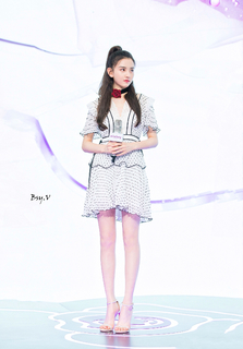Song Zuer feet photo 3