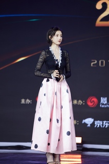 Song Zuer feet photo 4