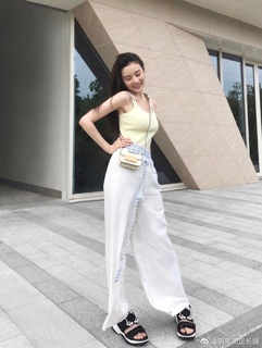 Song Zuer feet photo 3