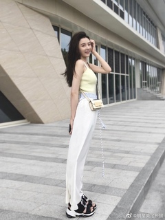 Song Zuer feet photo 2