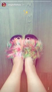 Sonja Reid feet photo thumbnail