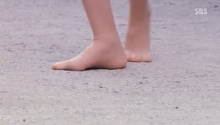 Soo Ae feet photo 7