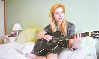 Sophia Abrahão feet photo thumbnail