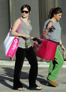 Sophia Bush feet photo thumbnail