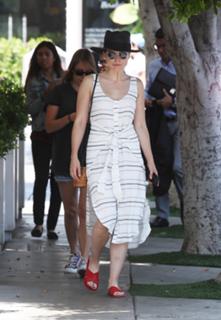 Sophia Bush feet photo thumbnail