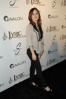 Sophia Bush feet photo thumbnail