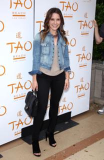 Sophia Bush feet photo thumbnail