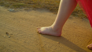 Sophia Lillis feet photo thumbnail