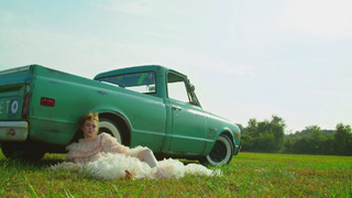 Sophia Lillis feet photo thumbnail