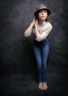 Sophia Lillis feet photo thumbnail