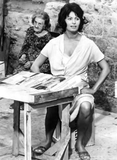 Sophia Loren feet photo thumbnail