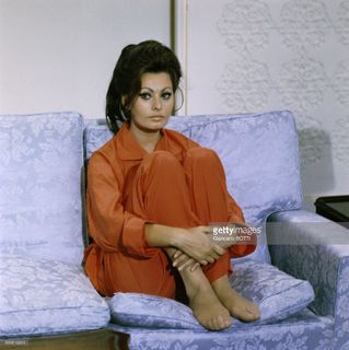 Sophia Loren feet photo thumbnail