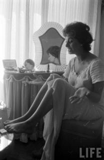 Sophia Loren feet photo thumbnail