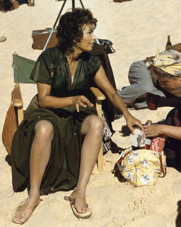 Sophia Loren feet photo thumbnail