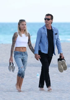Sophia Thomalla feet photo thumbnail