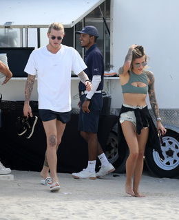 Sophia Thomalla feet photo thumbnail