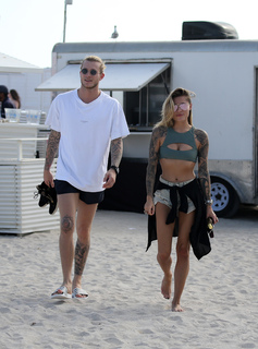 Sophia Thomalla feet photo thumbnail