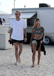 Sophia Thomalla feet photo thumbnail