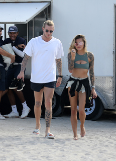 Sophia Thomalla feet photo thumbnail