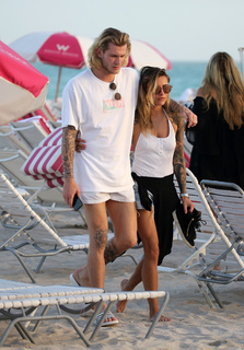 Sophia Thomalla feet photo thumbnail