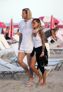 Sophia Thomalla feet photo thumbnail
