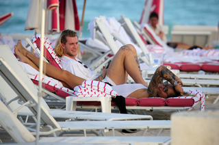 Sophia Thomalla feet photo thumbnail