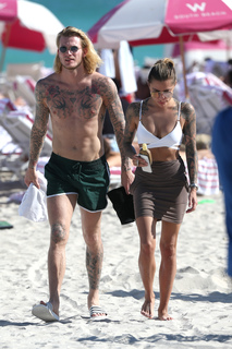 Sophia Thomalla feet photo thumbnail
