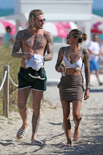 Sophia Thomalla feet photo thumbnail
