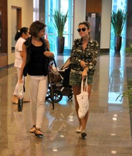 Sophie Charlotte feet photo thumbnail