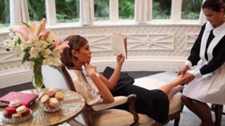 Sophie Charlotte feet photo thumbnail