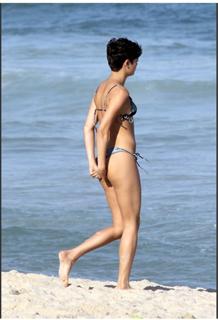 Sophie Charlotte feet photo thumbnail