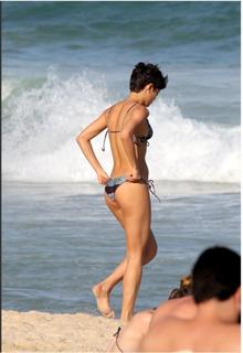 Sophie Charlotte feet photo thumbnail