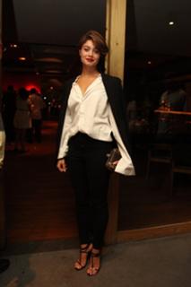 Sophie Charlotte feet photo thumbnail