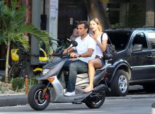 Sophie Charlotte feet photo thumbnail