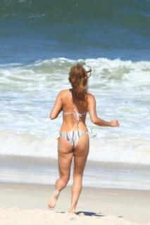 Sophie Charlotte feet photo thumbnail