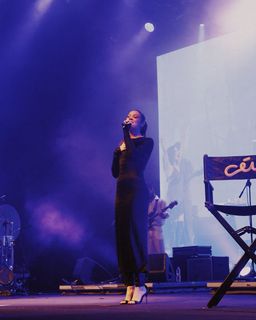 Sophie Charlotte feet photo thumbnail