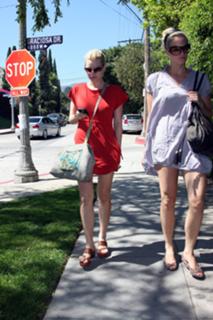 Sophie Monk feet photo thumbnail