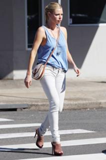 Sophie Monk feet photo thumbnail