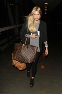 Sophie Monk feet photo thumbnail