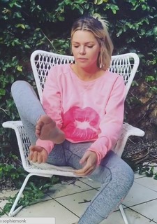 Sophie Monk feet photo thumbnail