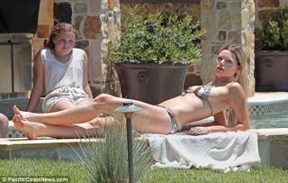 Sophie Monk feet photo thumbnail