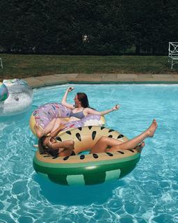 Sophie Nélisse feet photo thumbnail