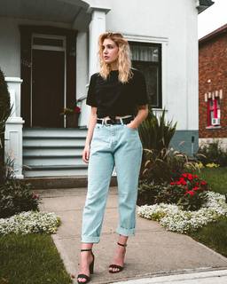 Sophie Nélisse feet photo thumbnail