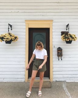 Sophie Nélisse feet photo thumbnail