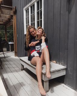 Sophie Nélisse feet photo thumbnail