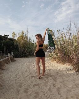 Sophie Nélisse feet photo thumbnail