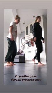 Sophie Nélisse feet photo thumbnail