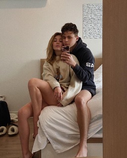 Sophie Nélisse feet photo thumbnail