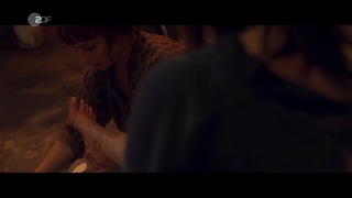 Sophie Nélisse feet photo thumbnail