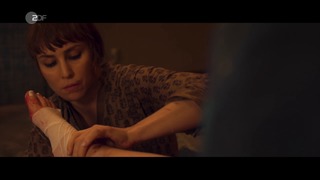 Sophie Nélisse feet photo thumbnail